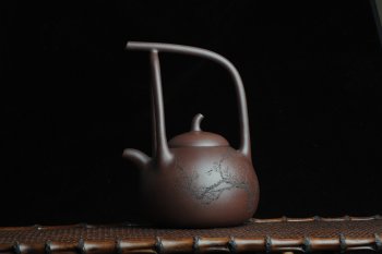紫砂壶图片：全手工精品东坡提梁壶 难度大 精心装饰梅花 暗香袭来 - 宜兴紫砂壶网