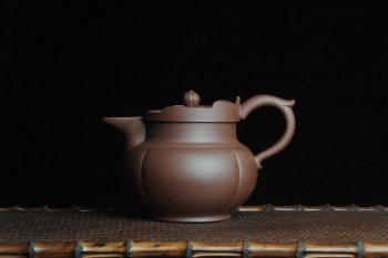 紫砂壶图片：饱满浑厚 全手僧帽 精工佳作 嵌盖难度大 - 宜兴紫砂壶网