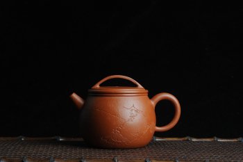 紫砂壶图片：优质赵庄朱泥全手工汉瓦 方健双刀文气装饰独钓寒江图 - 宜兴紫砂壶网