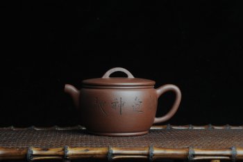 紫砂壶图片：美壶特惠 优质紫泥清仙汉瓦 陈俊儒精心装饰 文气十足 - 宜兴紫砂壶网