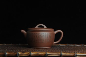 紫砂壶图片：美壶特惠 优质紫泥心经汉瓦 陈俊儒精心装饰 文气十足 - 宜兴紫砂壶网