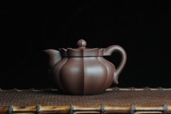 紫砂壶图片：优质紫泥莲花僧帽 线条干净利落 - 宜兴紫砂壶网