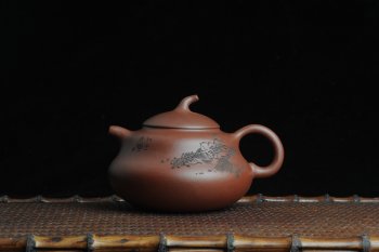 紫砂壶图片：美壶特惠 文气葫芦（福禄）壶 装饰游鱼之乐 - 宜兴紫砂壶网