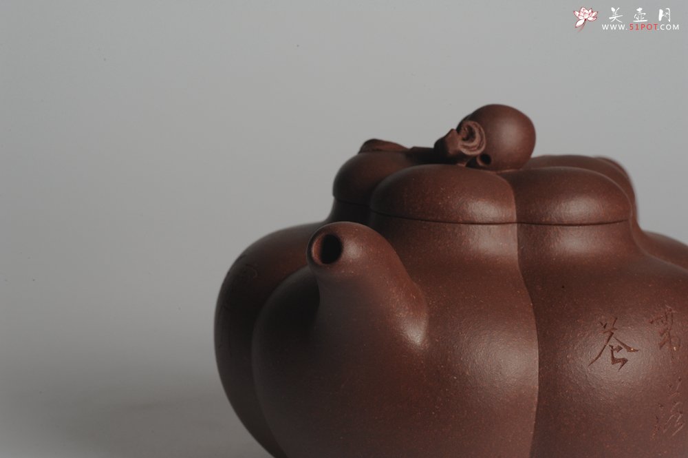 紫砂壶图片：精品全手工上合桃 助工俞霞即兴装饰 - 宜兴紫砂壶网