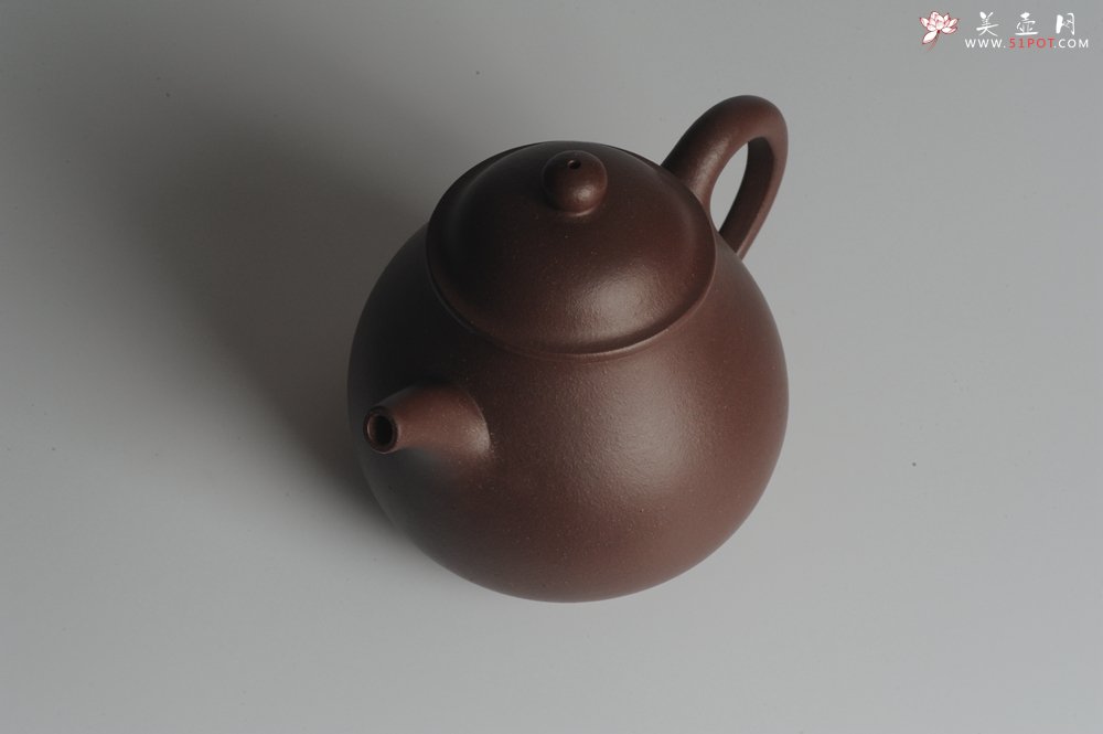 紫砂壶图片：全手工优质老紫泥潘壶刹凹成型单片拍打王新云进步之作 - 宜兴紫砂壶网
