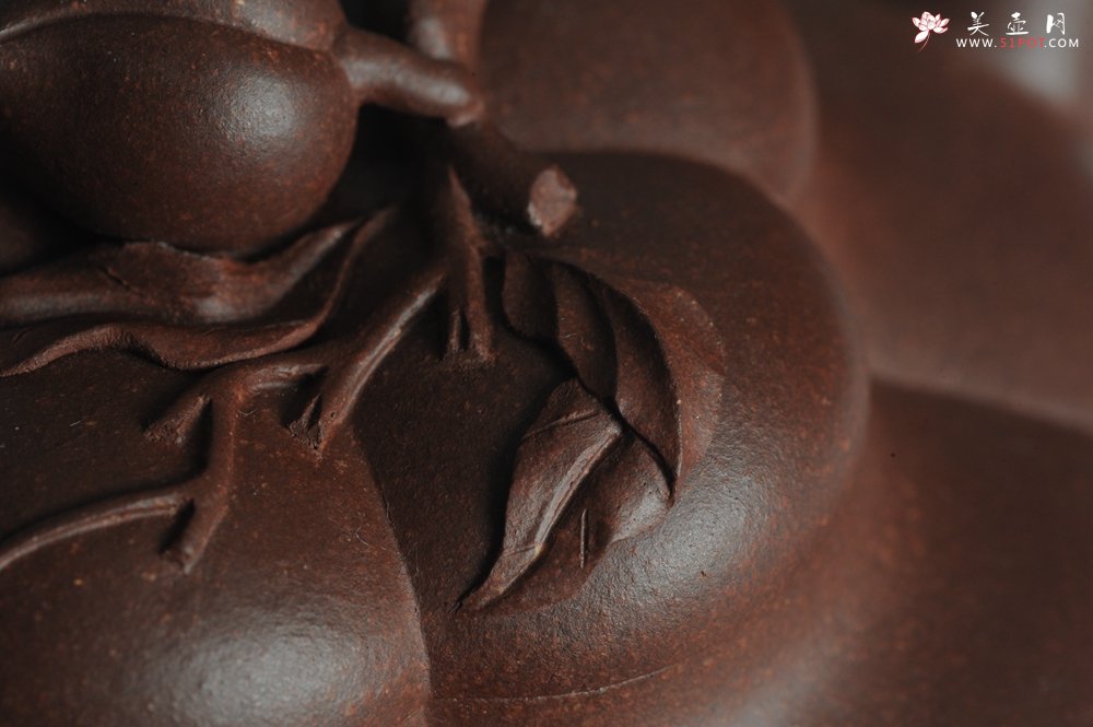 紫砂壶图片：精品全手工上合桃 助工俞霞即兴装饰 - 宜兴紫砂壶网