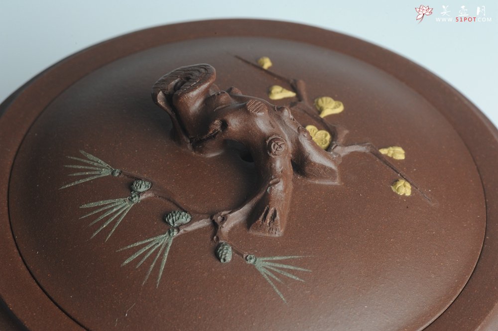 紫砂壶图片：精工大气松竹梅 嵌盖难度大 - 宜兴紫砂壶网