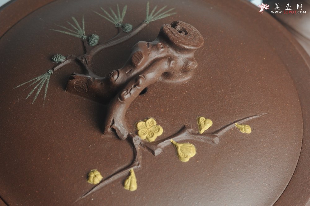 紫砂壶图片：精工大气松竹梅 嵌盖难度大 - 宜兴紫砂壶网