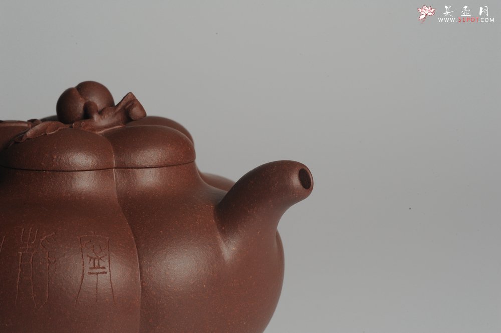 紫砂壶图片：精品全手工上合桃 助工俞霞即兴装饰 - 宜兴紫砂壶网