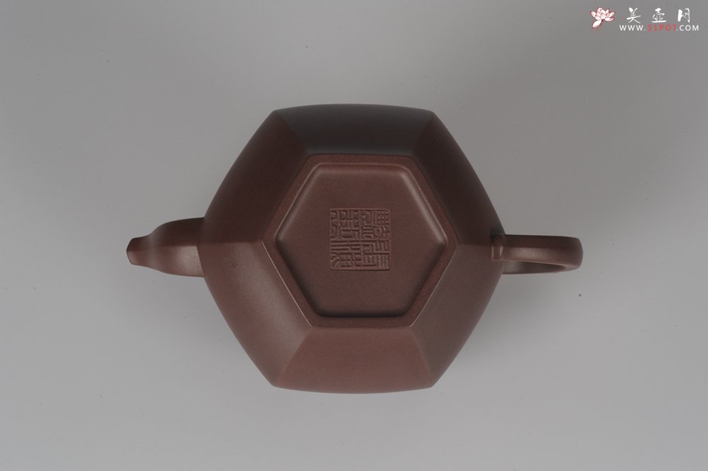 紫砂壶图片：气势磅礴 线面挺括 全手工精工老紫泥六方笑樱壶 - 宜兴紫砂壶网