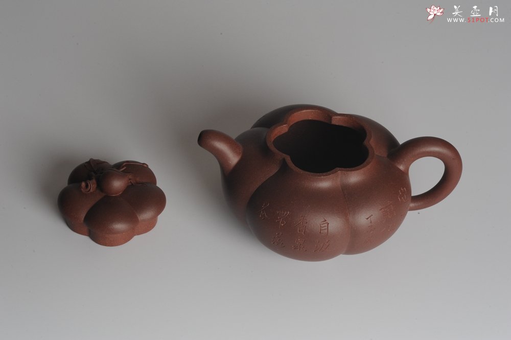 紫砂壶图片：精品全手工上合桃 助工俞霞即兴装饰 - 宜兴紫砂壶网