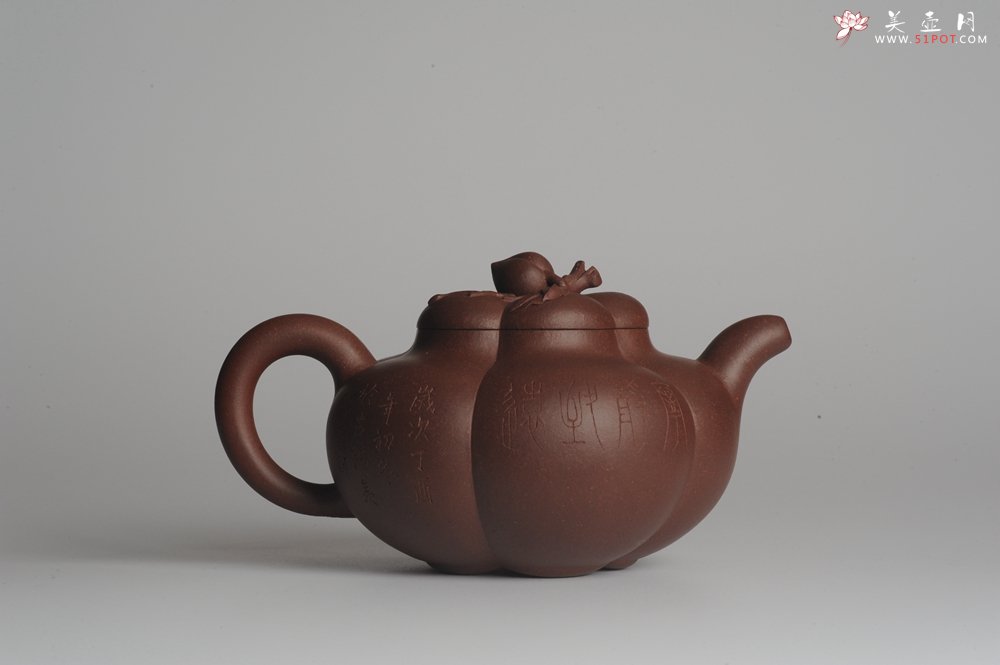 紫砂壶图片：精品全手工上合桃 助工俞霞即兴装饰 - 宜兴紫砂壶网