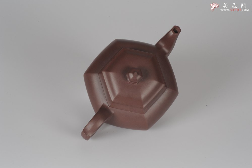 紫砂壶图片：气势磅礴 线面挺括 全手工精工老紫泥六方笑樱壶 - 宜兴紫砂壶网