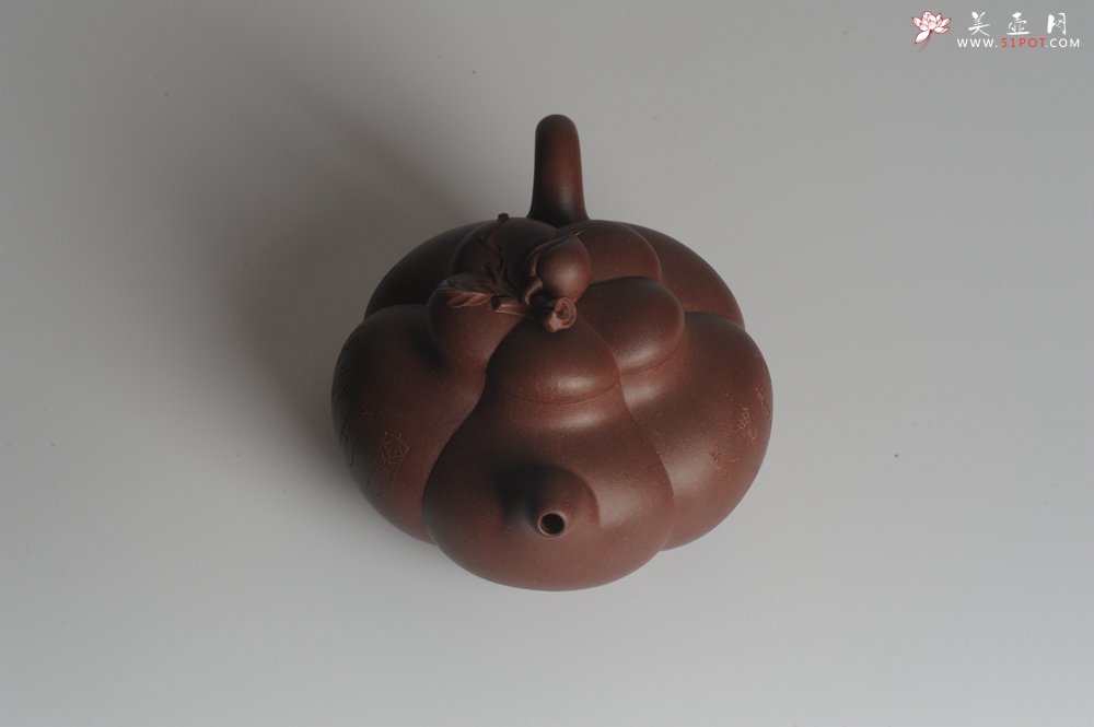 紫砂壶图片：精品全手工上合桃 助工俞霞即兴装饰 - 宜兴紫砂壶网
