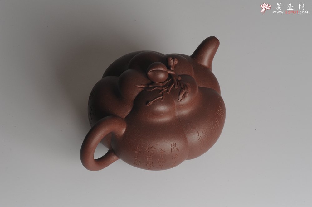 紫砂壶图片：精品全手工上合桃 助工俞霞即兴装饰 - 宜兴紫砂壶网
