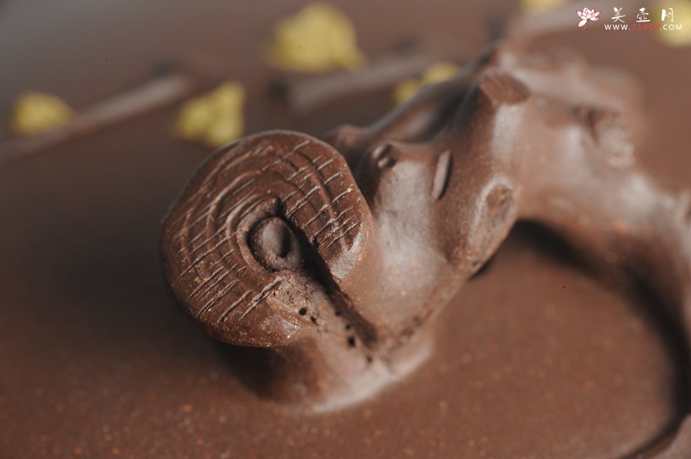 紫砂壶图片：精工大气松竹梅 嵌盖难度大 - 宜兴紫砂壶网