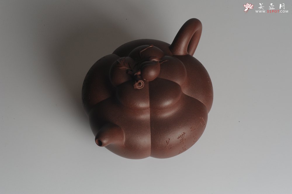 紫砂壶图片：精品全手工上合桃 助工俞霞即兴装饰 - 宜兴紫砂壶网