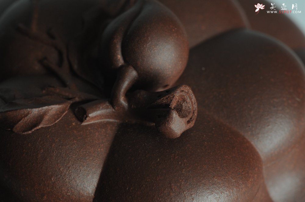 紫砂壶图片：精品全手工上合桃 助工俞霞即兴装饰 - 宜兴紫砂壶网