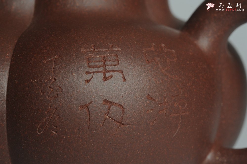 紫砂壶图片：精品全手工上合桃 助工俞霞即兴装饰 - 宜兴紫砂壶网