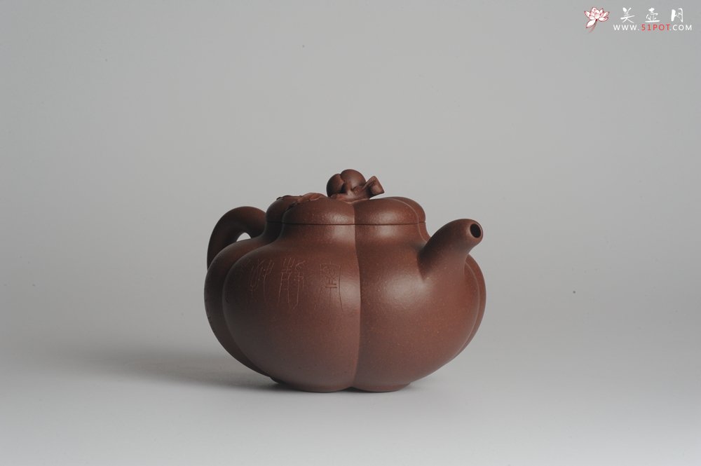 紫砂壶图片：精品全手工上合桃 助工俞霞即兴装饰 - 宜兴紫砂壶网