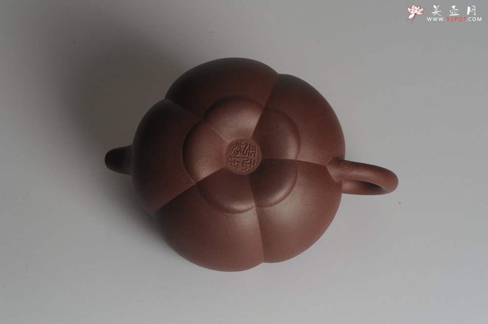 紫砂壶图片：精品全手工上合桃 助工俞霞即兴装饰 - 宜兴紫砂壶网