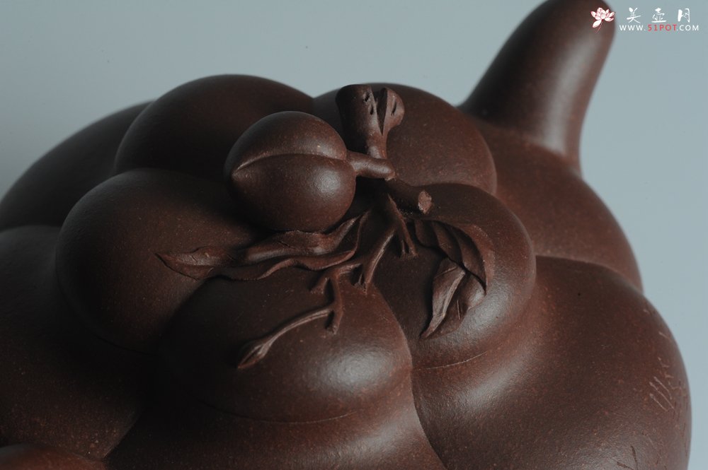 紫砂壶图片：精品全手工上合桃 助工俞霞即兴装饰 - 宜兴紫砂壶网