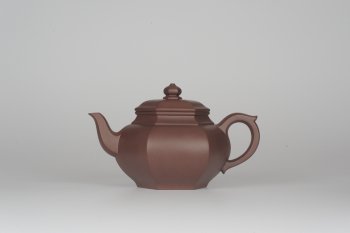 紫砂壶图片：气势磅礴 线面挺括 全手工精工老紫泥六方笑樱壶 - 宜兴紫砂壶网