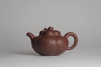 紫砂壶图片：精品全手工上合桃 助工俞霞即兴装饰 - 宜兴紫砂壶网