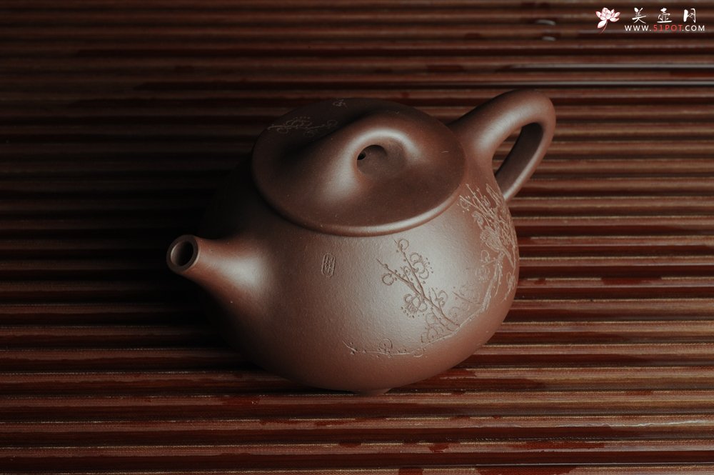 紫砂壶图片：美壶特惠 经典平盖小石瓢 满瓢（景舟石瓢）装饰梅花 泥料超好高档包装一壶二杯 做工灰常精致 - 宜兴紫砂壶网