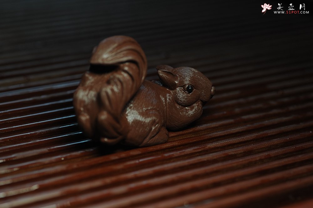 紫砂壶图片：美宠特惠 精致手工茶宠紫泥拉毛松鼠 神态可掬 有趣 - 宜兴紫砂壶网