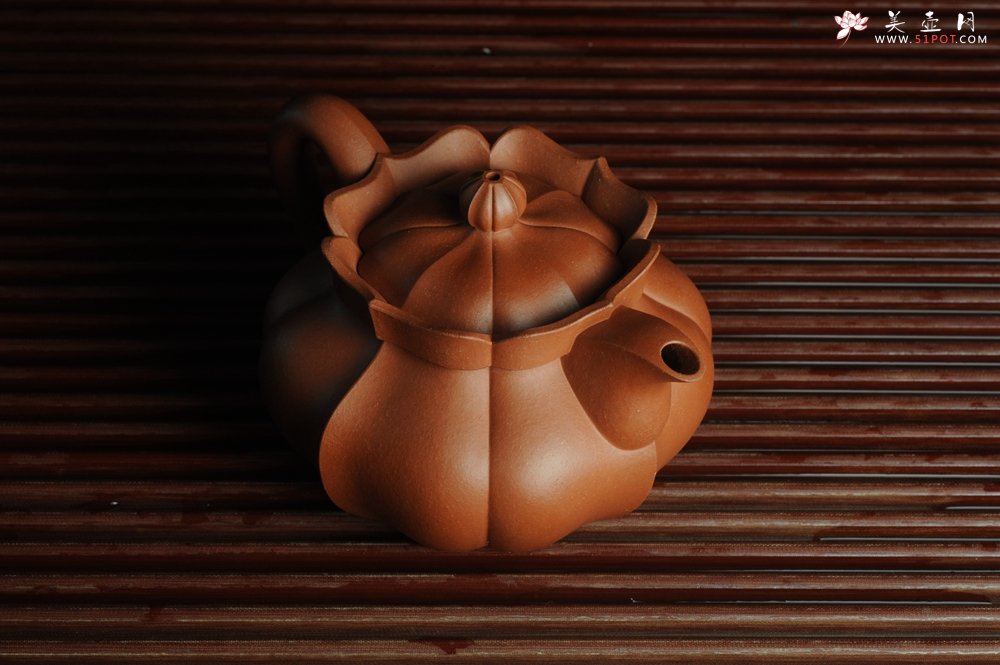 紫砂壶图片：优质清水泥精品莲花僧帽 难度大 线条干净利落 - 宜兴紫砂壶网