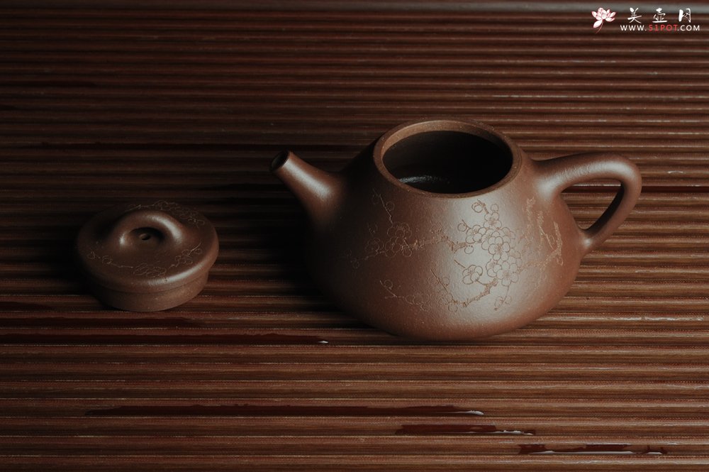 紫砂壶图片：优质紫泥 全手工摹古子冶石瓢 骨肉匀挺 清茗堂助工文气装饰通转梅花 暗香袭来 - 宜兴紫砂壶网