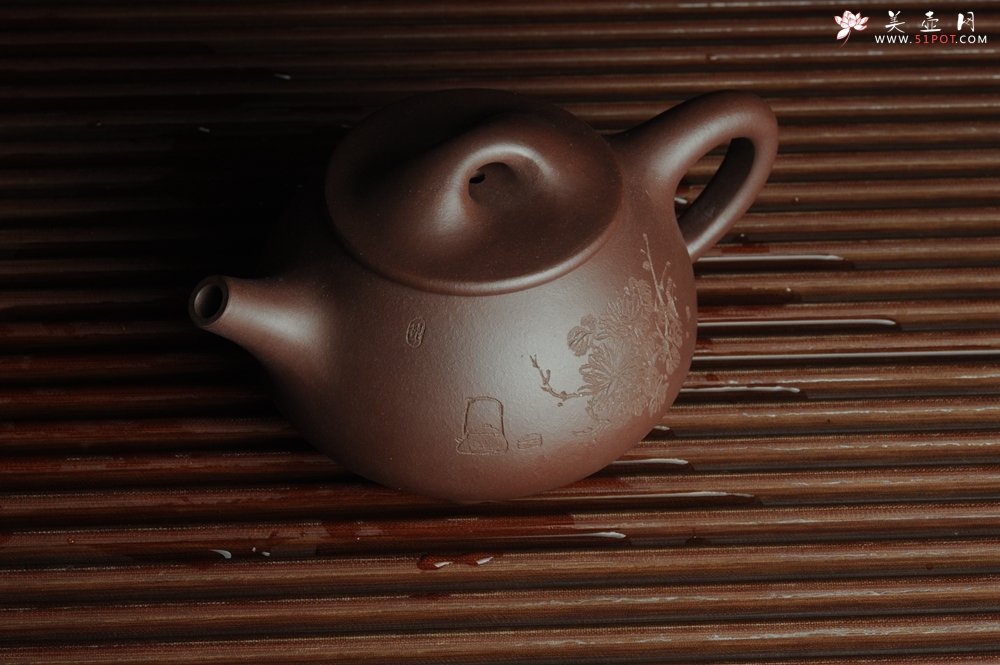 紫砂壶图片：美壶特惠 深丛隐孤芳 经典平盖小石瓢 满瓢（景舟石瓢）装饰菊花 泥料超好高档包装 做工灰常精致 - 宜兴紫砂壶网