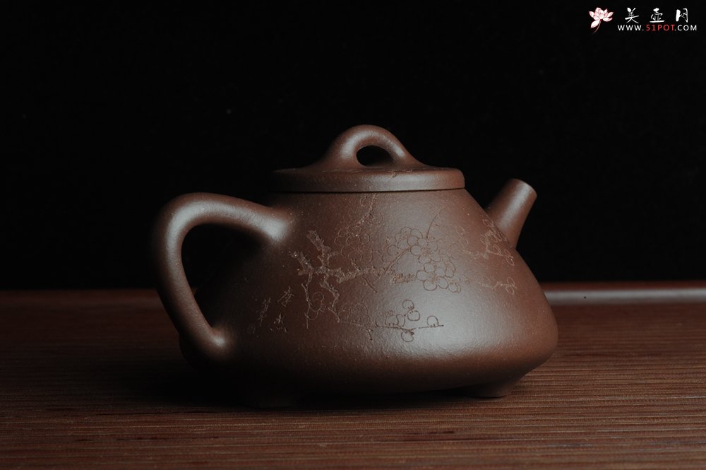 紫砂壶图片：优质紫泥 全手工摹古子冶石瓢 骨肉匀挺 清茗堂助工文气装饰通转梅花 暗香袭来 - 宜兴紫砂壶网