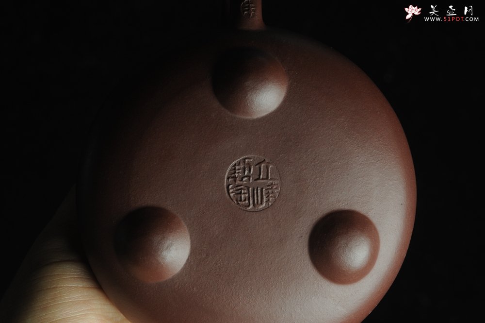 紫砂壶图片：美壶特惠 深丛隐孤芳 经典平盖小石瓢 满瓢（景舟石瓢）装饰菊花 泥料超好高档包装 做工灰常精致 - 宜兴紫砂壶网