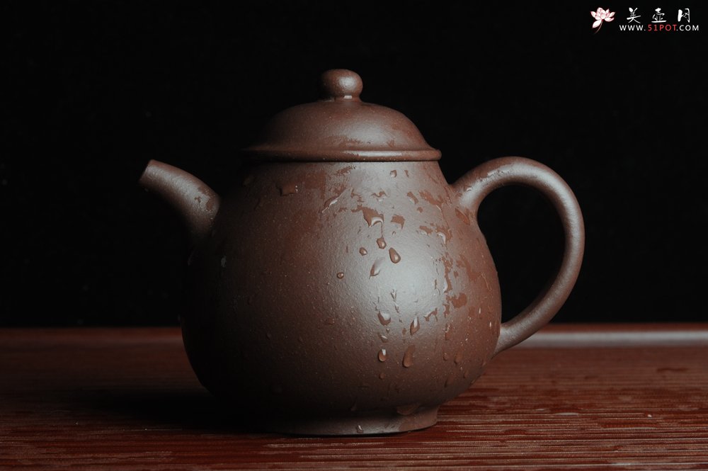 紫砂壶图片：全手工优质老紫泥潘壶刹凹成型单片拍打王新云进步之作 - 宜兴紫砂壶网