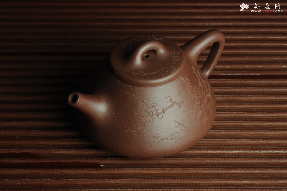 紫砂壶图片：优质紫泥 全手工摹古子冶石瓢 骨肉匀挺 清茗堂助工文气装饰通转梅花 暗香袭来 - 宜兴紫砂壶网