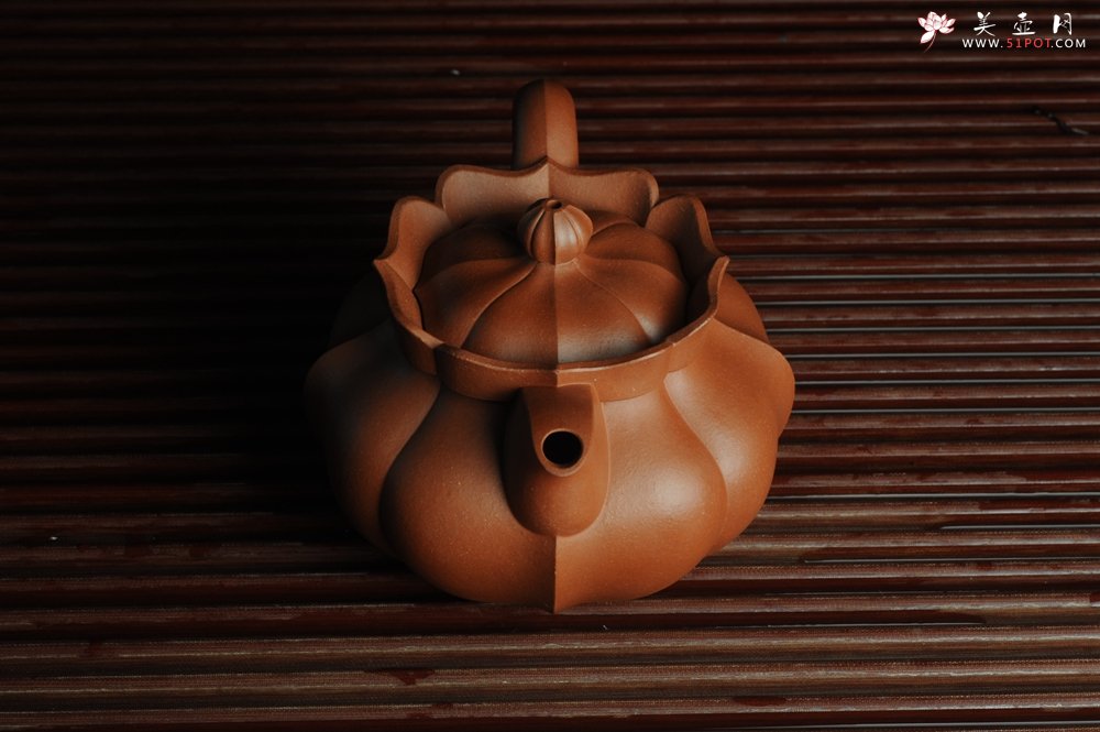 紫砂壶图片：优质清水泥精品莲花僧帽 难度大 线条干净利落 - 宜兴紫砂壶网