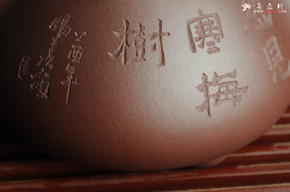 紫砂壶图片：美壶特惠 经典平盖小石瓢 满瓢（景舟石瓢）装饰梅花 泥料超好高档包装一壶二杯 做工灰常精致 - 宜兴紫砂壶网