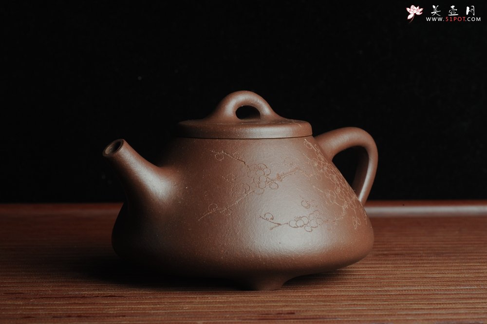 紫砂壶图片：优质紫泥 全手工摹古子冶石瓢 骨肉匀挺 清茗堂助工文气装饰通转梅花 暗香袭来 - 宜兴紫砂壶网