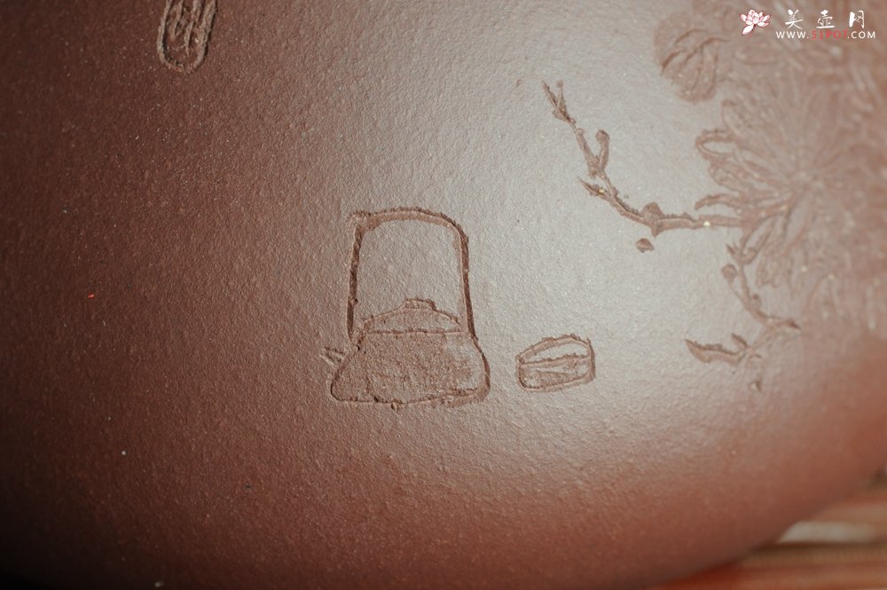 紫砂壶图片：美壶特惠 深丛隐孤芳 经典平盖小石瓢 满瓢（景舟石瓢）装饰菊花 泥料超好高档包装 做工灰常精致 - 宜兴紫砂壶网