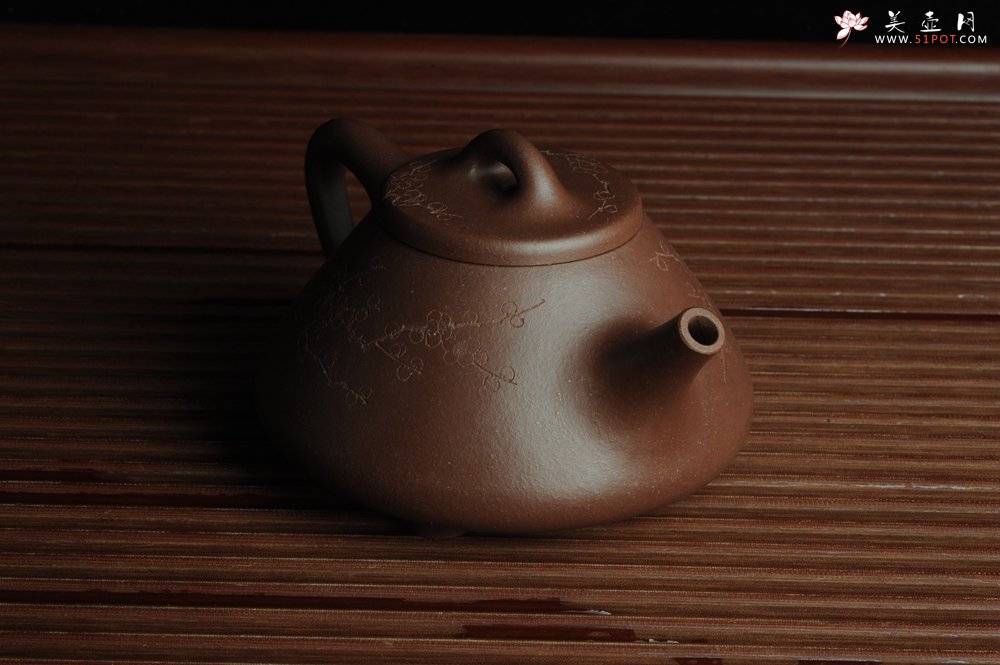 紫砂壶图片：优质紫泥 全手工摹古子冶石瓢 骨肉匀挺 清茗堂助工文气装饰通转梅花 暗香袭来 - 宜兴紫砂壶网