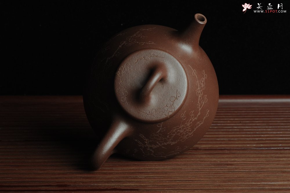 紫砂壶图片：优质紫泥 全手工摹古子冶石瓢 骨肉匀挺 清茗堂助工文气装饰通转梅花 暗香袭来 - 宜兴紫砂壶网
