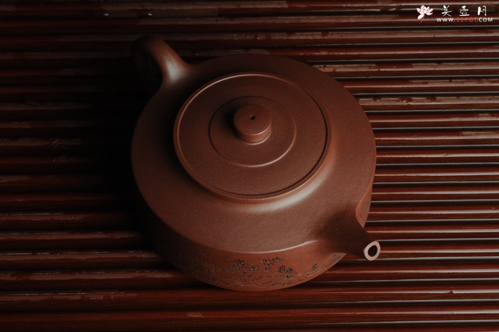 紫砂壶图片：美壶特惠 曼生周盘 通景山水 做工超精致 茶人醉爱 - 宜兴紫砂壶网