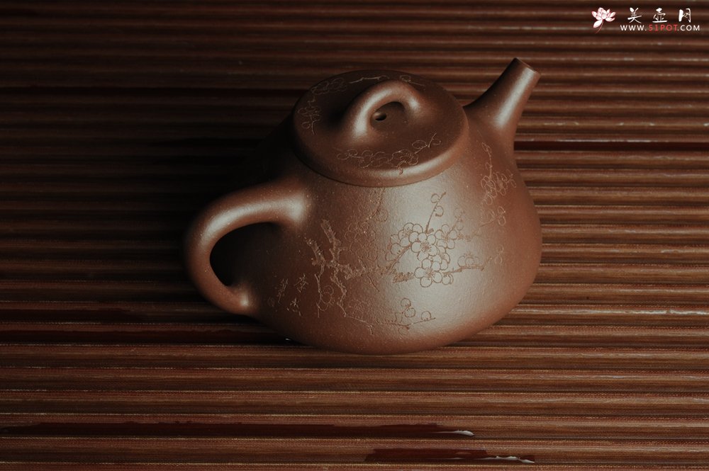 紫砂壶图片：优质紫泥 全手工摹古子冶石瓢 骨肉匀挺 清茗堂助工文气装饰通转梅花 暗香袭来 - 宜兴紫砂壶网