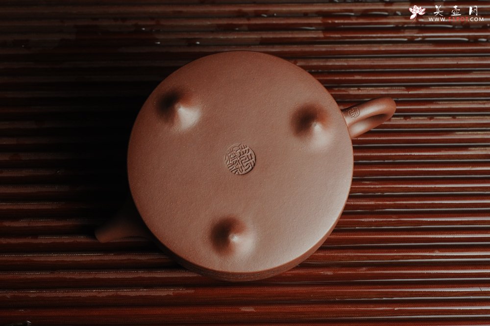 紫砂壶图片：美壶特惠 曼生周盘 通景山水 做工超精致 茶人醉爱 - 宜兴紫砂壶网