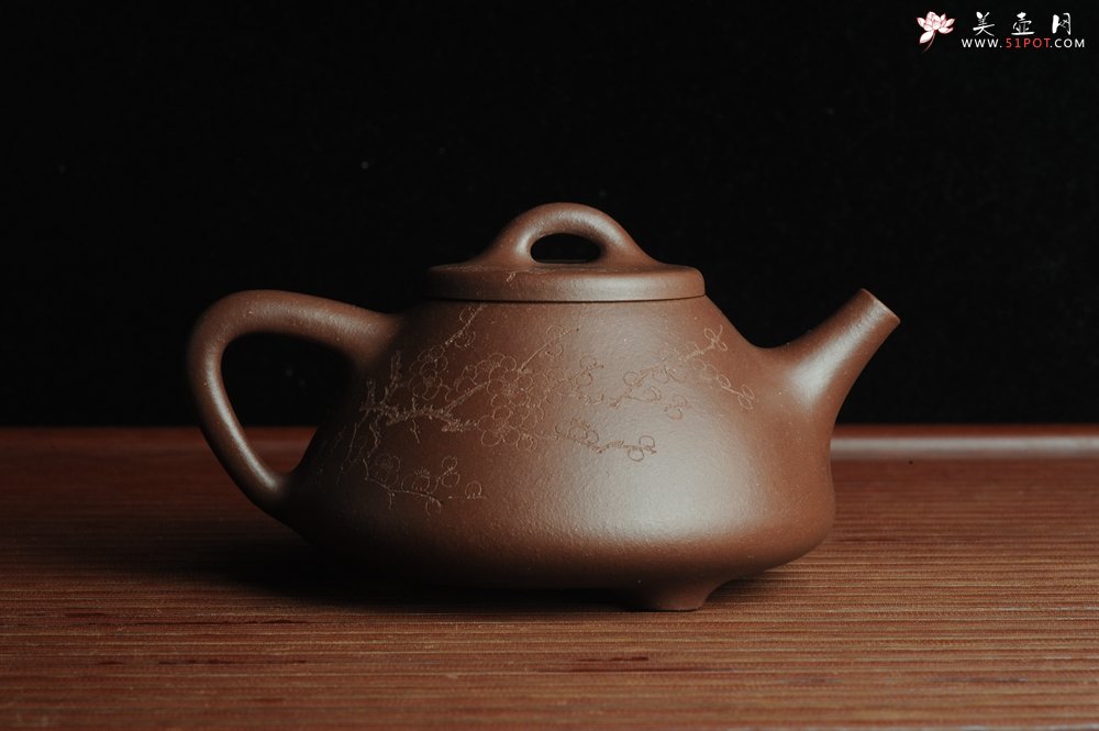 紫砂壶图片：优质紫泥 全手工摹古子冶石瓢 骨肉匀挺 清茗堂助工文气装饰通转梅花 暗香袭来 - 宜兴紫砂壶网