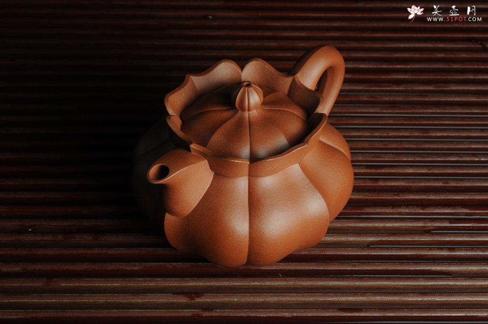 紫砂壶图片：优质清水泥精品莲花僧帽 难度大 线条干净利落 - 宜兴紫砂壶网