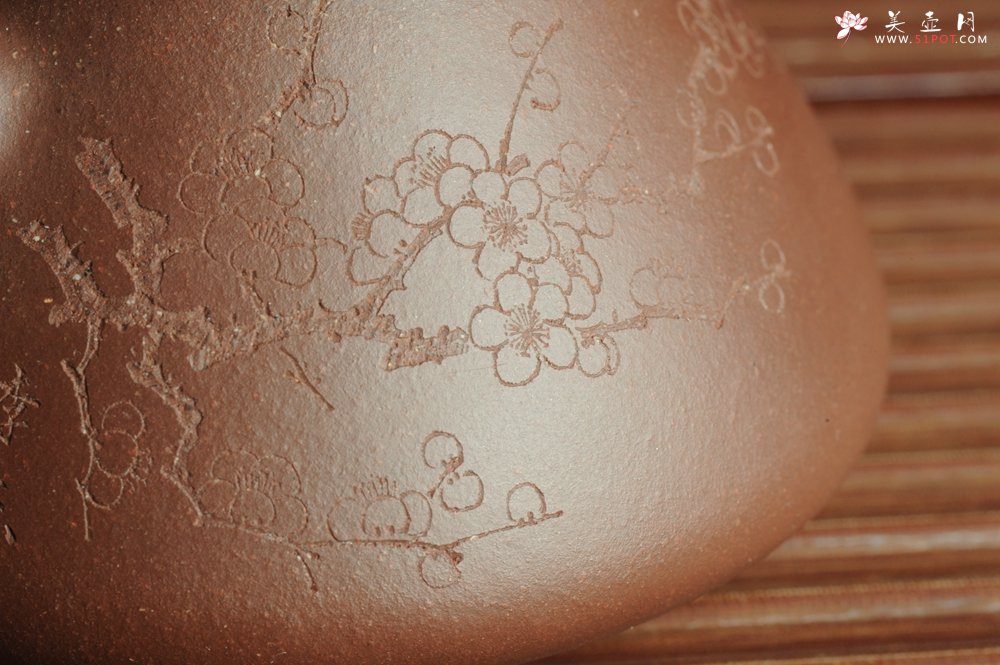 紫砂壶图片：优质紫泥 全手工摹古子冶石瓢 骨肉匀挺 清茗堂助工文气装饰通转梅花 暗香袭来 - 宜兴紫砂壶网