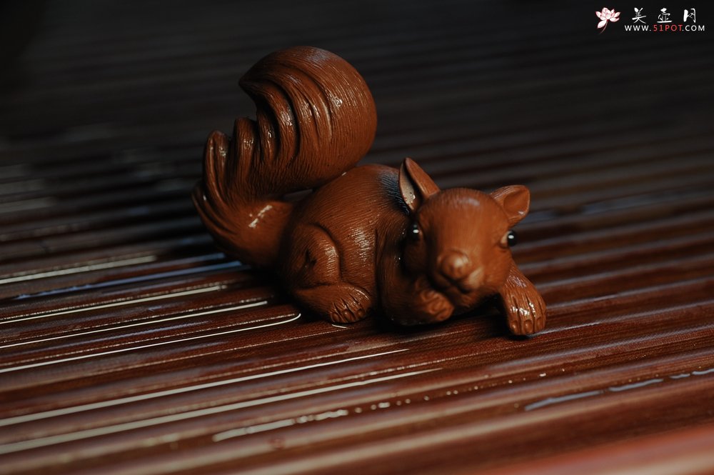 紫砂壶图片：美宠特惠 精致手工茶宠清水泥拉毛松鼠 神态可掬 有趣 - 宜兴紫砂壶网